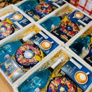 Giỏ quà Tết hộp Gỗ cao cấp, in logo doanh nghiệp, mix theo tài chính yêu cầu.
