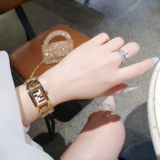 ĐỒNG HỒ NỮ THỜI TRANG HOT TREND FENZI DÂY LẮC LOGO MẶT VUÔNG