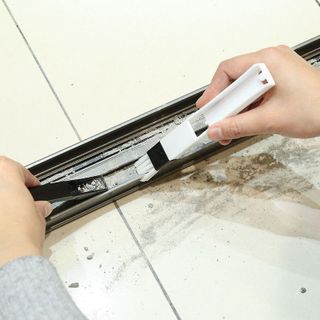 BÀN CHẢI VỆ SINH GÓC CỬA TIỆN DỤNG