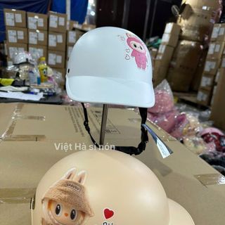 Nón bảo hiểm A2 lưỡi trai Loopy Labubu có khoét lỗ sau cột tóc cao cấp , mũ bảo hiểm Labubu form lưỡi trai ôm đầu cho nữ