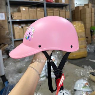 Nón bảo hiểm A2 lưỡi trai Loopy Labubu có khoét lỗ sau cột tóc cao cấp , mũ bảo hiểm Labubu form lưỡi trai ôm đầu cho nữ