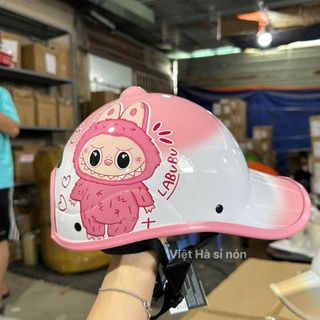 Nón bảo hiểm lưỡi trai nữ hình LABUBU/ GẤU DÂU đáng yêu loang màu độc đáo. Mũ bảo hiểm thời trang có khoét lỗ cột tóc