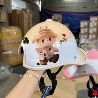 Nón bảo hiểm lưỡi trai nữ hình LABUBU/ GẤU DÂU đáng yêu loang màu độc đáo. Mũ bảo hiểm thời trang có khoét lỗ cột tóc