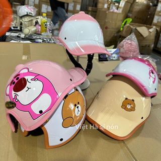 Nón bảo hiểm lưỡi trai nữ hình LABUBU/ GẤU DÂU đáng yêu loang màu độc đáo. Mũ bảo hiểm thời trang có khoét lỗ cột tóc