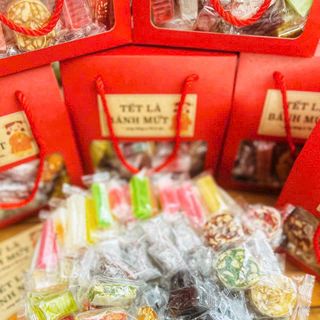 MỨT TẾT 7 VỊ - HƯƠNG VỊ TRUYỀN THỐNG GÓI TRỌN YÊU THƯƠNG 1KG - WINNIE HOUSE