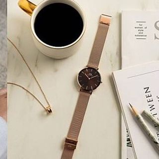 ĐỒNG HỒ NAM NỮ CAO CẤP MỚI NHẤT D.W AMBER DÂY LƯỚI MẶT TRÒN NÂU SOCOLA