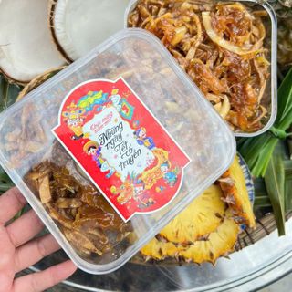 MỨT CHUỐI XIÊM XÀO KHÓM DỪA NON, ĐẬM VỊ QUÊ, ĂN LÀ MÊ 500G - WINNIE HOUSE