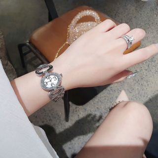ĐỒNG HỒ NỮ THỜI TRANG HOT TREND TI SÓT DÂY LẮC MẶT OVAN VIỀN HỘT