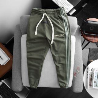 Quần dài nam. Chất liệu nỉ bông dày mịn, màu basic dễ mặc. Nền chữ in cao chất lượng phối viền sọc.