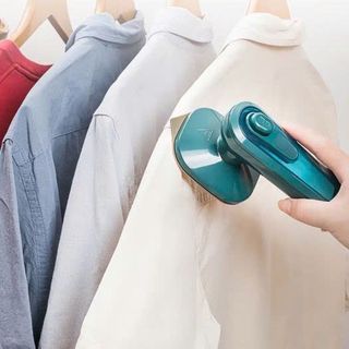 BÀN ỦI HƠI NƯỚC CẦM TAY MINI MÀU XANH