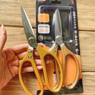 Kéo cắt thịt gà