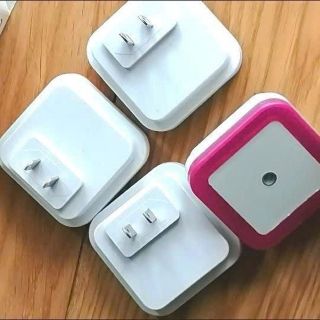 Đèn Ngủ Cảm Ứng Demino Ánh Sáng Tắng Thông Minh Tiết Kiệm Điện Tự Động Tắt Khi Trời Sáng Và Bật Khi Trời Tối