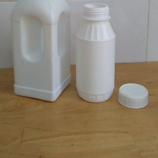 Chai nhựa 50ml đựng dung môi, chai nhựa 100ml hoá chất, lọ nhựa 250ml pha chế thuốc, chai nhựa 500ml đựng dầu nhớt, chai nhựa 1 lít đựng axit