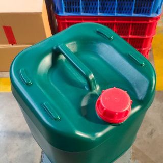 Can nhựa 30 lít đựng mẫu thí nghiệm, can nhựa 25 lít đựng hoá chất, thùng nhựa 20 lít đựng phân bón, can nhựa 10 lít đựng dung môi Q12