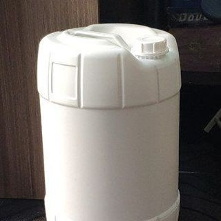 Can nhựa 30 lít đựng mẫu thí nghiệm, can nhựa 25 lít đựng hoá chất, thùng nhựa 20 lít đựng phân bón, can nhựa 10 lít đựng dung môi Q12