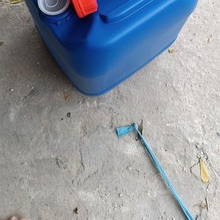 Can nhựa 30 lít đựng mẫu thí nghiệm, can nhựa 25 lít đựng hoá chất, thùng nhựa 20 lít đựng phân bón, can nhựa 10 lít đựng dung môi Q12