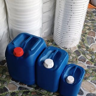 Can nhựa 30 lít đựng mẫu thí nghiệm, can nhựa 25 lít đựng hoá chất, thùng nhựa 20 lít đựng phân bón, can nhựa 10 lít đựng dung môi Q12