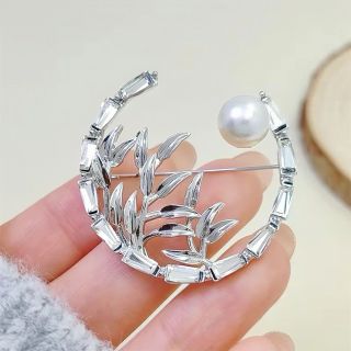 Ghim cài áo hình tre vòng tròn viền đá đính Ngọc trai thời trang dành cho nữ