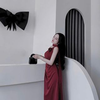 ĐẦM BODY CHÍT EO DÂY CỔ ĐÍNH HOA SIÊU SANG CHẢNH CHO BẠN GÁI