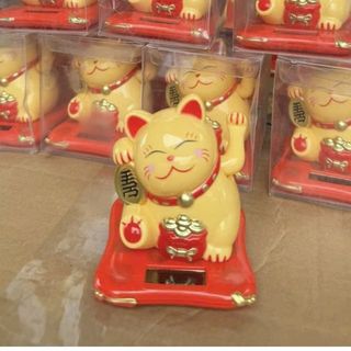 Mèo thần tài vãy tay