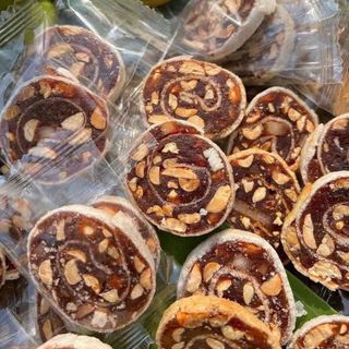 KẸO CHUỐI CUỘN GỪNG, ĐẬU PHỘNG ÔM TRỌN TÌNH QUÊ 500G - WINNIE HOUSE