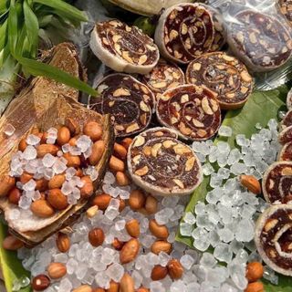 KẸO CHUỐI CUỘN GỪNG, ĐẬU PHỘNG ÔM TRỌN TÌNH QUÊ 500G - WINNIE HOUSE