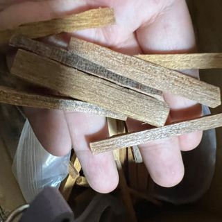 Các loại vụn gỗ và gỗ chặc nhỏ xông nhà 
Gỗ đàn hương , trầm hương , tuyết Tùng , Ngọc am, xá xị , hoàn đàn, bách xanh , các loại hoa khô và hương liệu khô