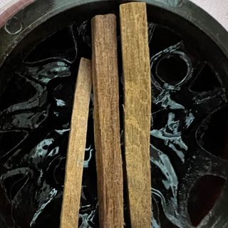 Các loại vụn gỗ và gỗ chặc nhỏ xông nhà 
Gỗ đàn hương , trầm hương , tuyết Tùng , Ngọc am, xá xị , hoàn đàn, bách xanh , các loại hoa khô và hương liệu khô