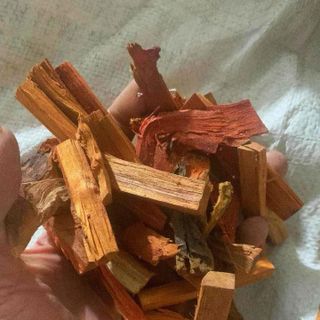 Các loại vụn gỗ và gỗ chặc nhỏ xông nhà 
Gỗ đàn hương , trầm hương , tuyết Tùng , Ngọc am, xá xị , hoàn đàn, bách xanh , các loại hoa khô và hương liệu khô