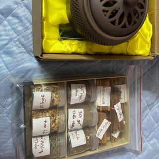 Các loại vụn gỗ và gỗ chặc nhỏ xông nhà 
Gỗ đàn hương , trầm hương , tuyết Tùng , Ngọc am, xá xị , hoàn đàn, bách xanh , các loại hoa khô và hương liệu khô