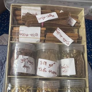 Các loại vụn gỗ và gỗ chặc nhỏ xông nhà 
Gỗ đàn hương , trầm hương , tuyết Tùng , Ngọc am, xá xị , hoàn đàn, bách xanh , các loại hoa khô và hương liệu khô