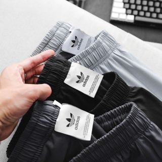 Short das xi giãn runing 2 lớp. Lớp lưới bên trong mềm thoáng mát, co giãn 4c, 2 túi khoá kéo. Phụ liệu hãng Size : m l xl 2xl /2222/8c 5 màu / ri 40c