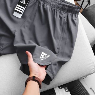 Short das xi giãn runing 2 lớp. Lớp lưới bên trong mềm thoáng mát, co giãn 4c, 2 túi khoá kéo. Phụ liệu hãng Size : m l xl 2xl /2222/8c 5 màu / ri 40c