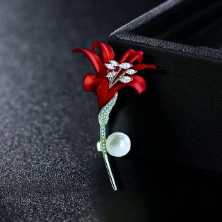 Ghim cài áo Hoa ly ly tráng men màu đỏ đô thơi. Trang dành cho nam nữ - 6cm
