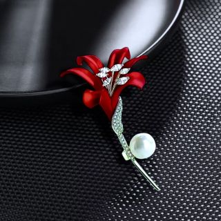 Ghim cài áo Hoa ly ly tráng men màu đỏ đô thơi. Trang dành cho nam nữ - 6cm