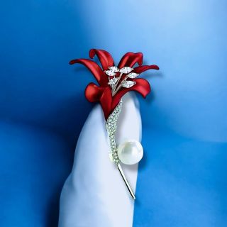 Ghim cài áo Hoa ly ly tráng men màu đỏ đô thơi. Trang dành cho nam nữ - 6cm
