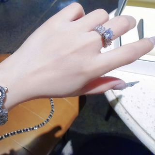MÓN QUÀ VALENTINE ĐỒNG HỒ NỮ THỜI TRANG VAN LẮC CỎ 4 LÁ NEW