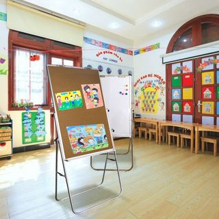 Bảng Flipchart chân inox mặt bảng ghim gỗ bần nhập khẩu