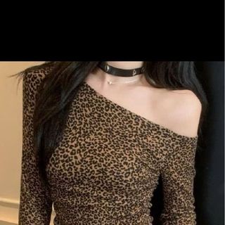 Áo body lệch vai hoạ tiết da beo