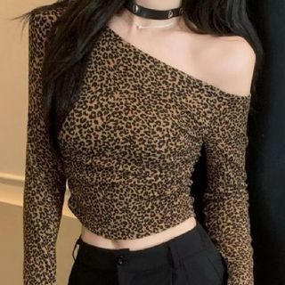 Áo body lệch vai hoạ tiết da beo