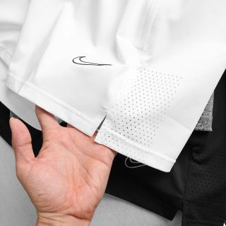 Short Nik đục lỗ thun poly dày dặn mịn mát, trơn láng,co giãn 4 chiều,3 túi khoá kéo. Logo thêu. Phom ngắn trên gối Size : m l xl 2xl / 2222/8c 4 màu / ri 32c