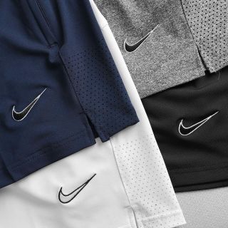 Short Nik đục lỗ thun poly dày dặn mịn mát, trơn láng,co giãn 4 chiều,3 túi khoá kéo. Logo thêu. Phom ngắn trên gối Size : m l xl 2xl / 2222/8c 4 màu / ri 32c