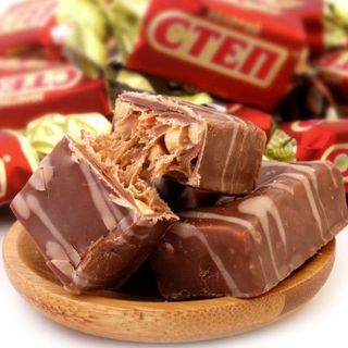 Kẹo Cten đỏ (socola phủ mạch nha, đậu phộng)