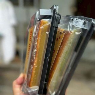 BÁNH COCONUT LÁ DỨA NƯỚNG THAN: HƯƠNG VỊ TRUYỀN THỐNG 430G - WINNIE HOUSE