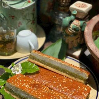 BÁNH COCONUT LÁ DỨA NƯỚNG THAN: HƯƠNG VỊ TRUYỀN THỐNG 430G - WINNIE HOUSE