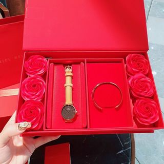 MÓN QUÀ QUỐC TẾ PHỤ NỮ SET ĐỒNG HỒ CAO CẤP D W HOA HỒNG PETITE DA