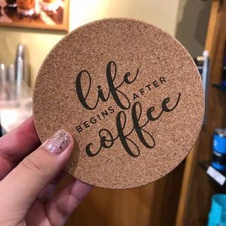 Đế Lót Ly Gỗ Ép là mẫu lót ly được làm từ vỏ thân cây sồi.