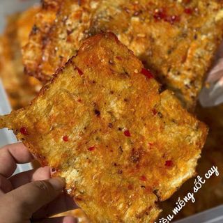 CÁ THIỀU MIẾNG SỐT CAY - MÓN QUÀ VẶT "CHÂN ÁI" CHO DÂN VĂN PHÒNG 250G - WINNIE HOUSE