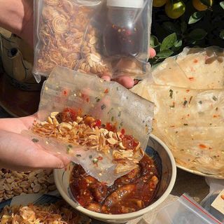 BÁNH TRÁNG SỐT ME CAY - TRỘN LÀ PHÊ, QUẤN LÀ NGON 500G - WINNIE HOUSE