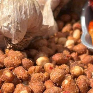 ĐẬU PHỘNG TỎI ỚT: MỒI NHẬU QUỐC DÂN, ĂN LÀ GHIỀN 500G - WINNIE HOUSE